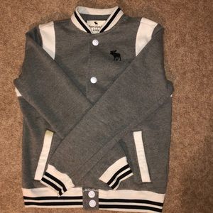 gray and white varsity Abercrombie sweater